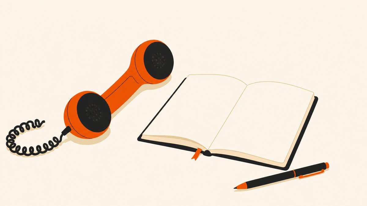 受話器と開いたノート、ペンが並ぶイラスト。電話で商談を作る仕事を表す